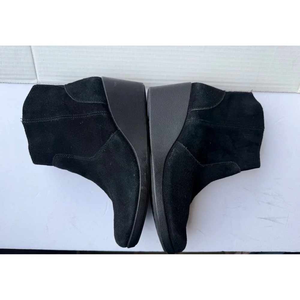 Crocs Leigh Black Suede Zip Up Wedge Dual Comfort Ankle Bootie Boots‎ Sz 9